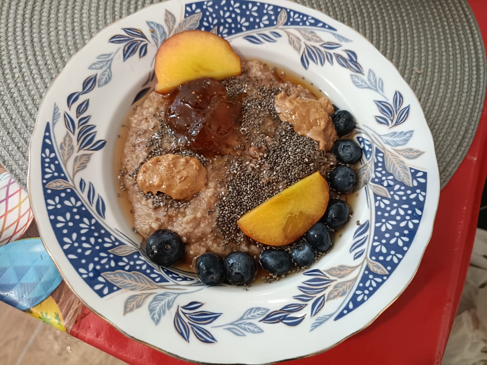 Femeie care gătește în bucătărie